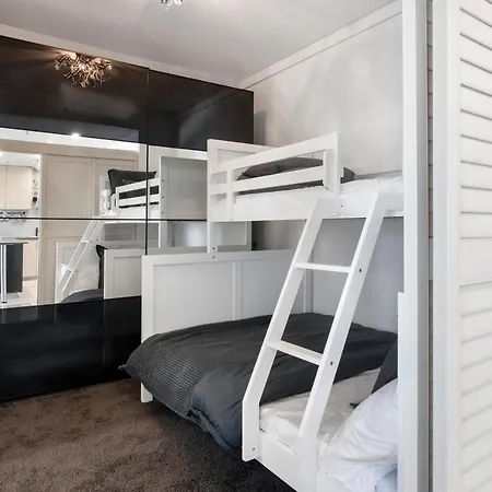 Couture Comfort - Luxe Chanel Themed Apartment Gold Coast Exterior photo